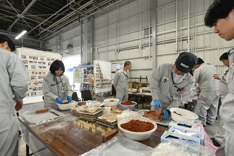 子供向けのコンテンツはどの区画にも用意されていて、クレイモデルを実際に削ってみる体験や、鋳物を砂型に流し込んで鋳造するコ－ナーなど、趣向を凝らしたコンテンツとなっていた