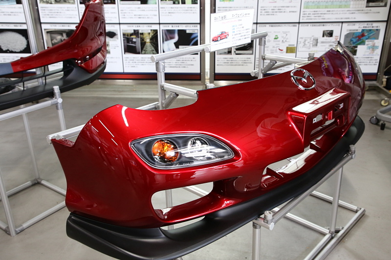マツダのモノ造りを紹介するコーナーでは、塗装や板金、パワートレーンなどあらゆる技術を解説。ソウルレッドに塗られた「RX-7（FD3S）」のバンパーも展示されていた