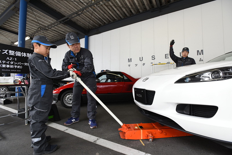 こちらも子供に人気のキッズ整備体験コ－ナー。整備体験の車両がRX-8のパレードカー、AZ-1、NAロードスターと豪華