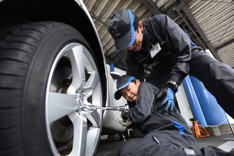 こちらも子供に人気のキッズ整備体験コ－ナー。整備体験の車両がRX-8のパレードカー、AZ-1、NAロードスターと豪華