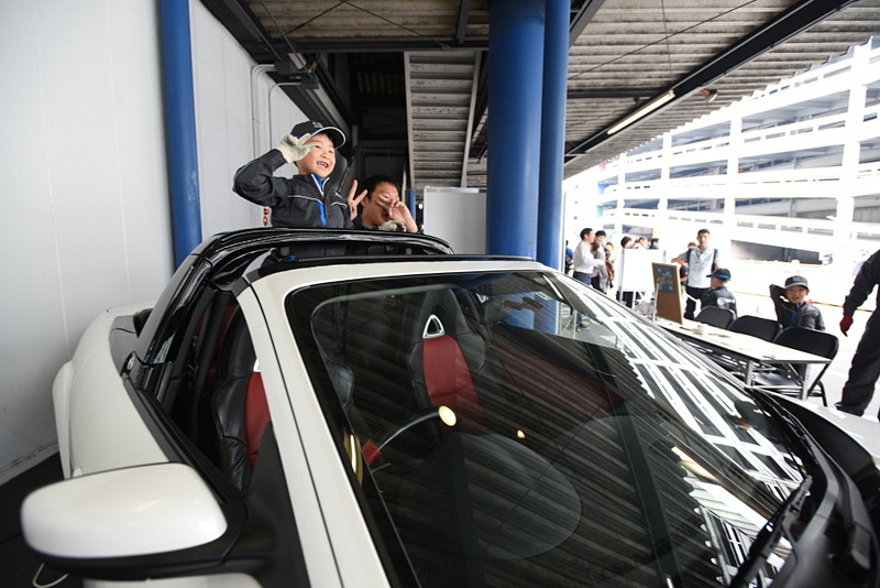 こちらも子供に人気のキッズ整備体験コ－ナー。整備体験の車両がRX-8のパレードカー、AZ-1、NAロードスターと豪華