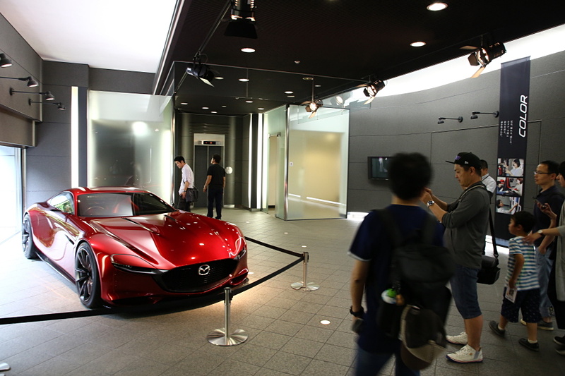 魂動デザインが生み出されるデザイン本部内の一部も公開されていた。室内は車両のラインなどを見るために間接照明となっていて、スタジオのような内装。インテリアの仕上がりを確認するためのプロトモデルも公開されていた