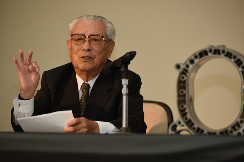 ロータリーエンジンを量産化させるために集結した「ロータリー四十七士」の1人、古元隆生さんによるトークショーも行なわれた。材料を専門としていた古元さんが、どのような研究や発想を経て「悪魔の爪痕」と呼ばれたチャターマークを解消したのかを解説