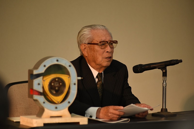 ロータリーエンジンを量産化させるために集結した「ロータリー四十七士」の1人、古元隆生さんによるトークショーも行なわれた。材料を専門としていた古元さんが、どのような研究や発想を経て「悪魔の爪痕」と呼ばれたチャターマークを解消したのかを解説