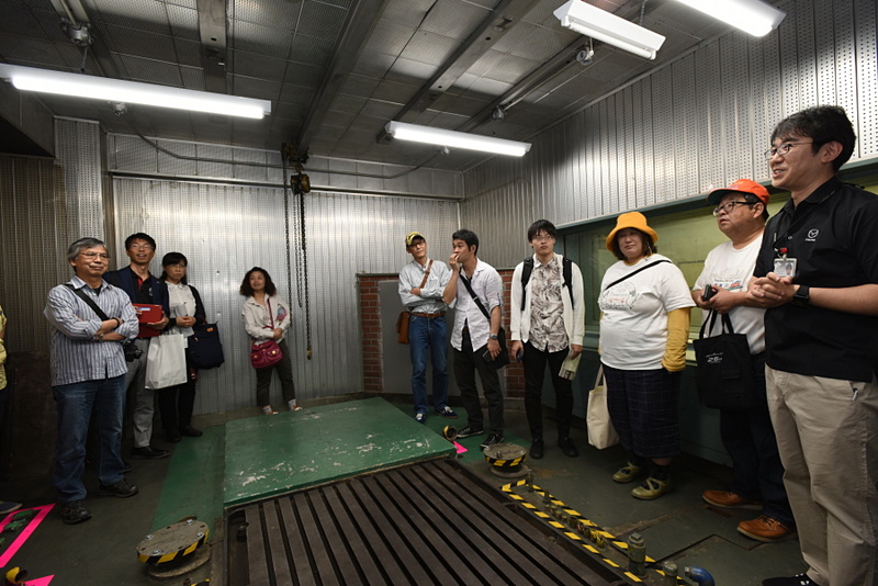 トークショーの後は、現在でも残されているロータリーエンジンの実験室などの史跡ツアーも開催された。ドアにはNSU-WANKELと書かれたライセンスが残っている