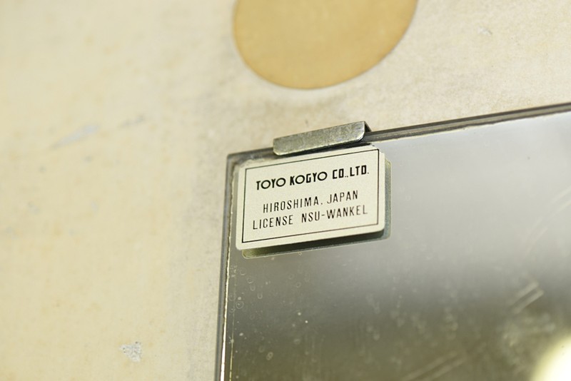 トークショーの後は、現在でも残されているロータリーエンジンの実験室などの史跡ツアーも開催された。ドアにはNSU-WANKELと書かれたライセンスが残っている