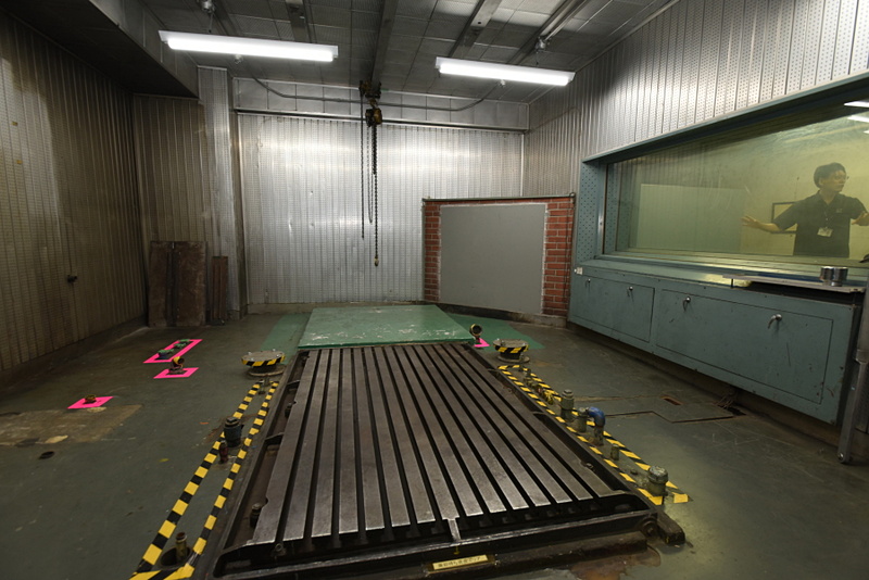 トークショーの後は、現在でも残されているロータリーエンジンの実験室などの史跡ツアーも開催された。ドアにはNSU-WANKELと書かれたライセンスが残っている