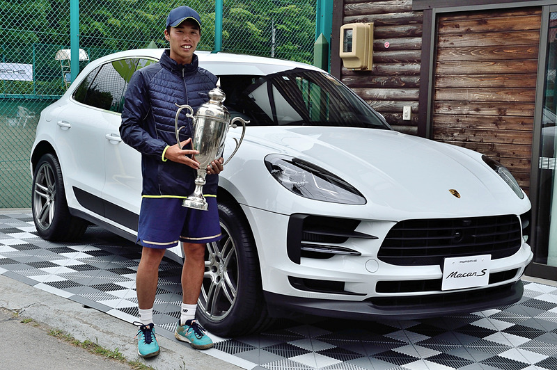 軽井沢の「軽井沢会テニスコート」で「ポルシェ軽井沢オープン2019」を開催。21歳の望月勇希選手が優勝
