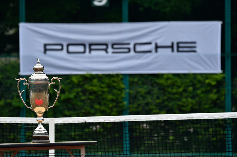 優勝選手に贈られるトロフィ