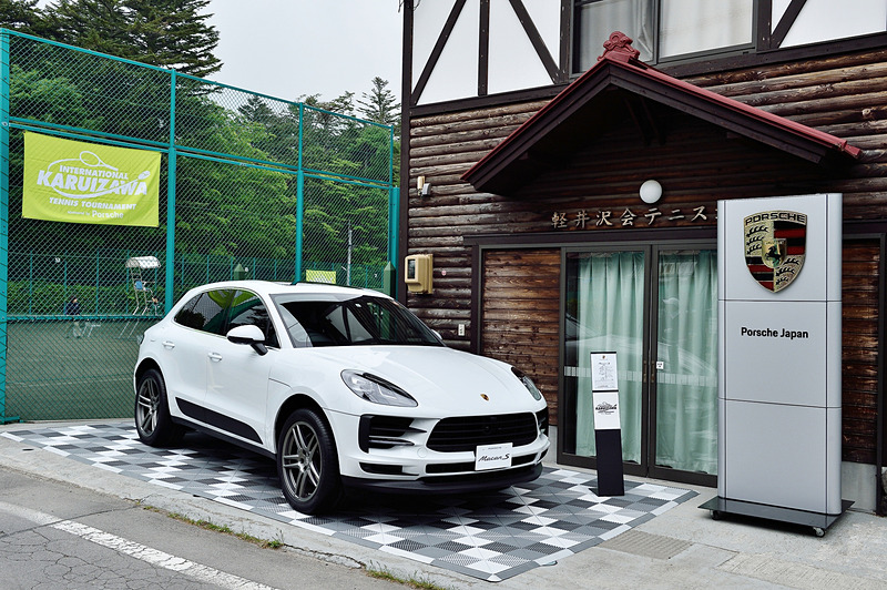 会場のエントランスに新型「マカン S」を展示