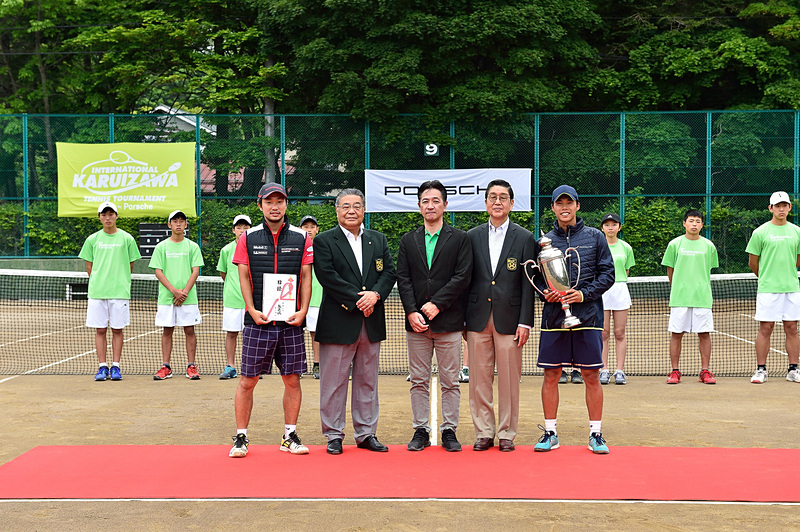 選手とプレゼンターらで記念写真