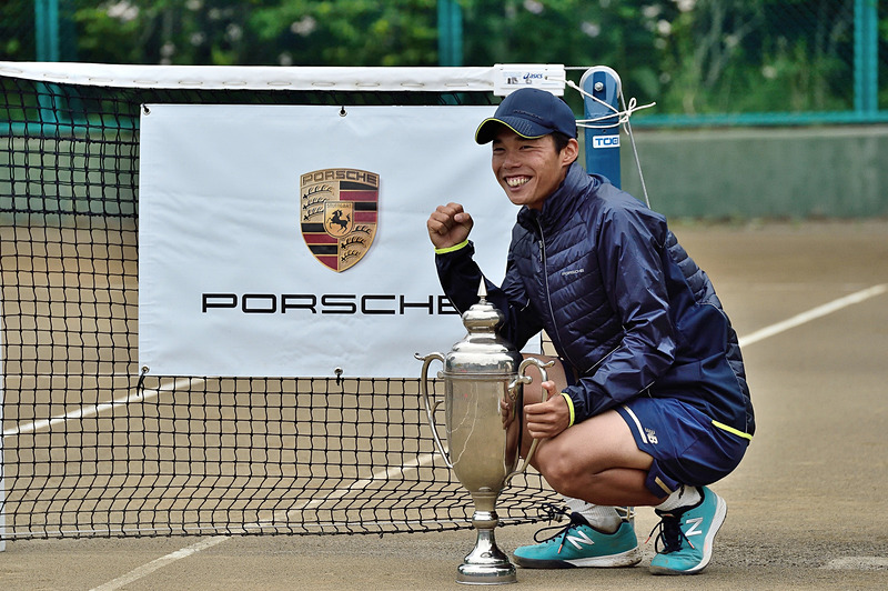 優勝を決めたコートで笑顔