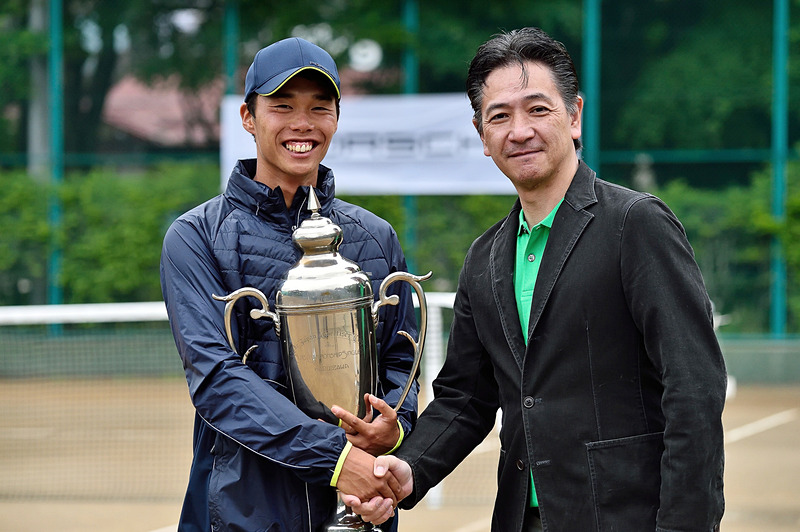 望月勇希選手と増田勝也氏が握手