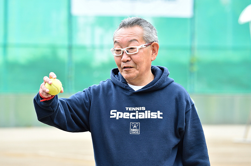 ジュニアプログラムで指導する「ポルシェ軽井沢オープン」トーナメント・コーディネーターの八田修孝氏