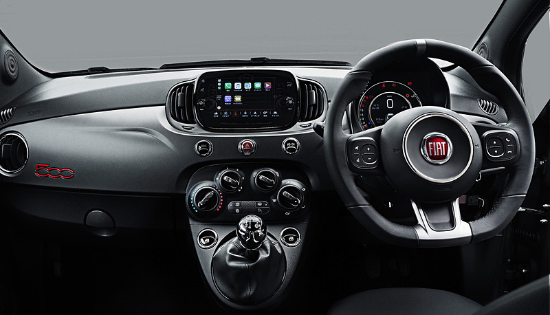 レザースポーツステアリングや専用インストルメントパネル