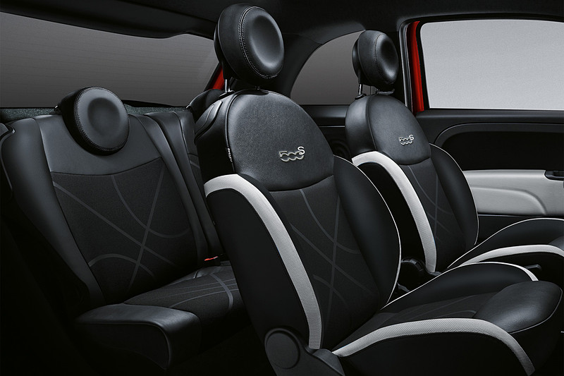 シートやドア内張りに明るいアクセントカラーをあしらう