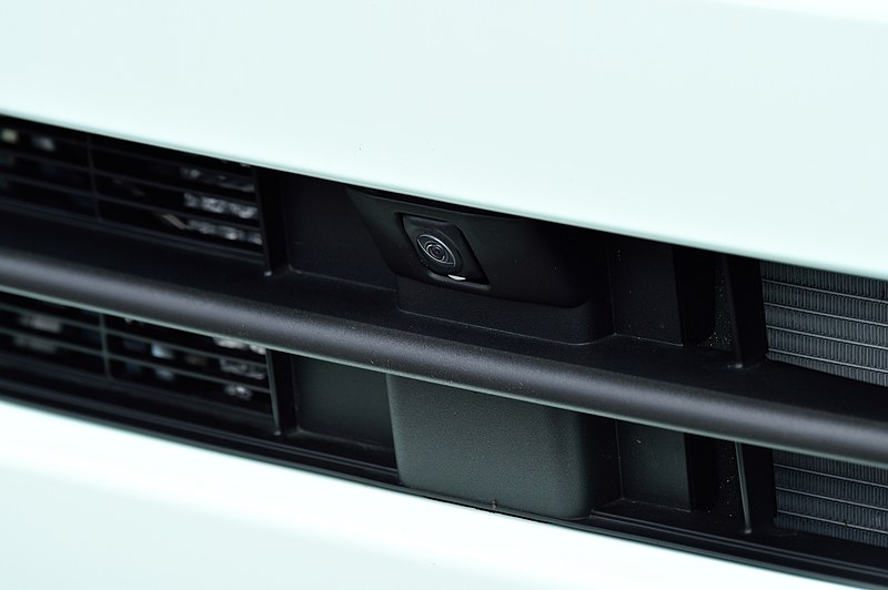 フロントウィンドウ、車両前後、両側サイドミラーなどにカメラを搭載し、「スマートアシスト」の機能に活用