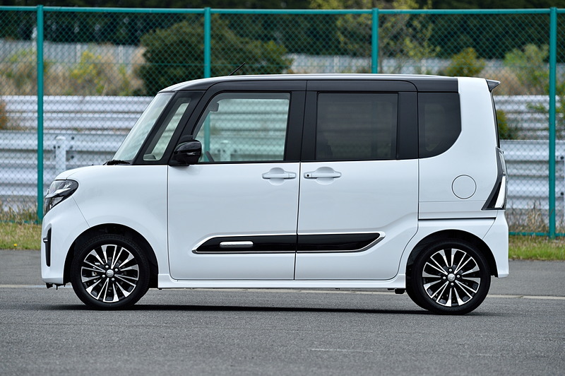 新型タント カスタム RS プロトタイプ。白と黒の2トーン