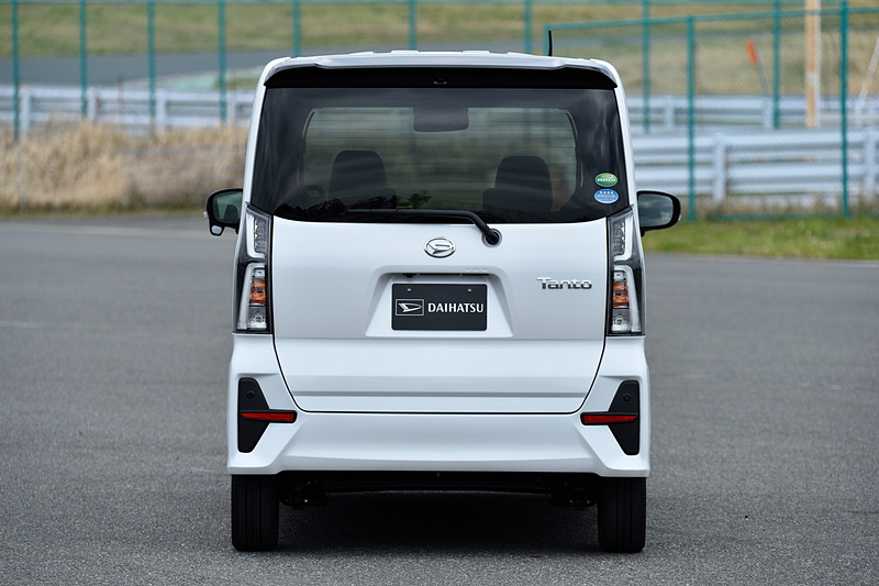 新型タント カスタム RS プロトタイプ。白と黒の2トーン