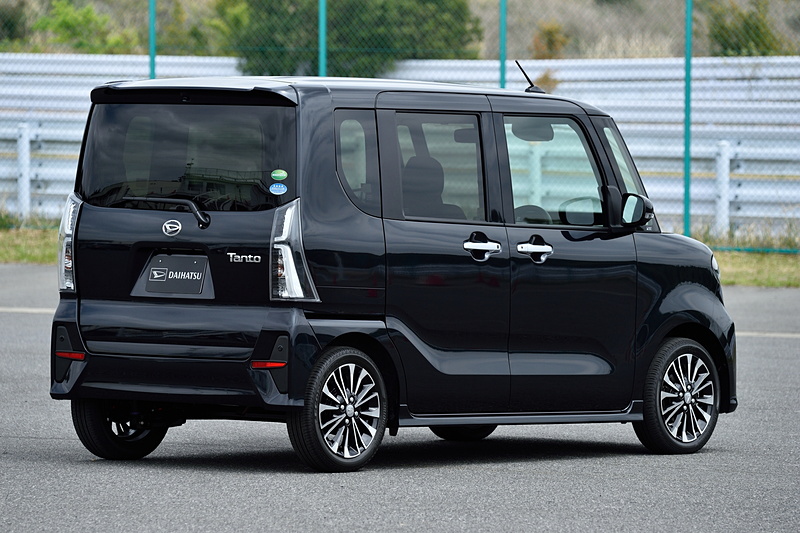 新型タント カスタム RS プロトタイプ。こちらはブラックのモノトーン