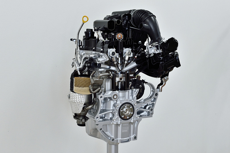 新しい自然吸気エンジン（左）と、ターボエンジン（右）。2回点火を行なうマルチスパークを日本初採用したほか、スワール噴霧など新しい機能が満載