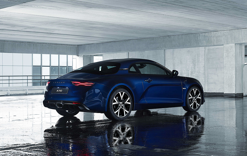 同じく30台限定のアルピーヌ A110 ブルー アビス。価格は829万円