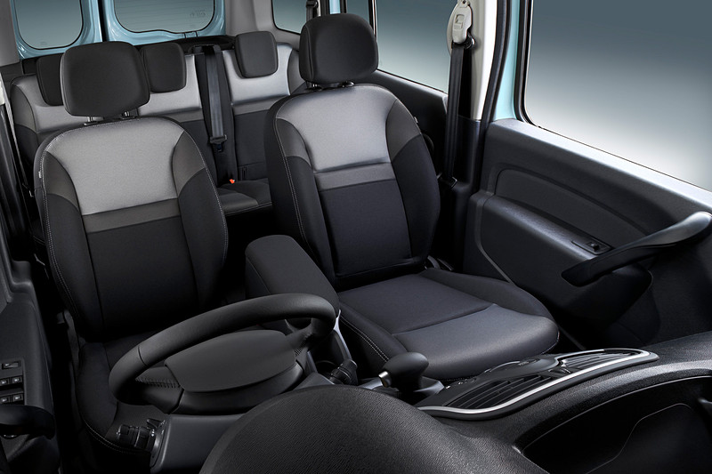 カングー クルールのインテリア。トランスミッションは6速EDC（エフィシエントデュアルクラッチ）