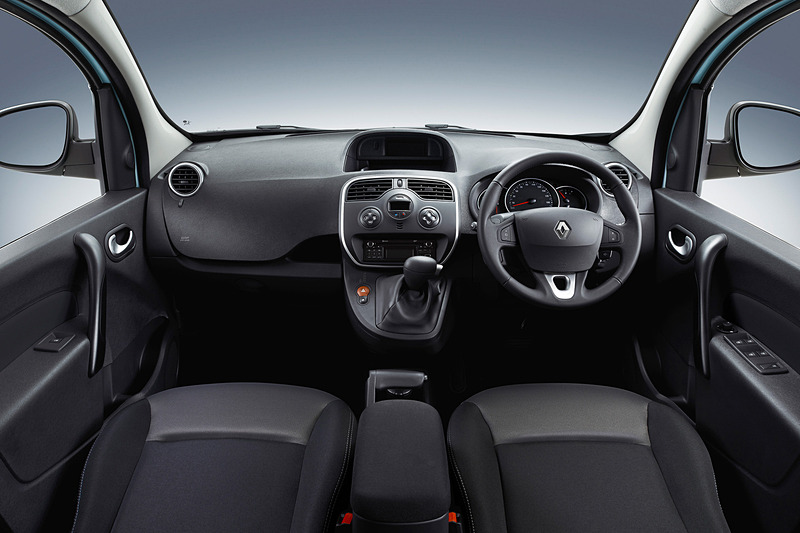 カングー クルールのインテリア。トランスミッションは6速EDC（エフィシエントデュアルクラッチ）