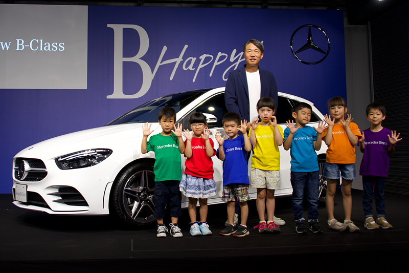 新型「Bクラス」発表会。メルセデス・ベンツ日本株式会社 代表取締役社長兼CEOの上野金太郎氏とアンベールに協力した子供たち