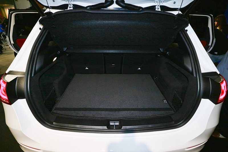 全長などを拡大してゆとりある室内空間を確保。リアシートのバックレストを4：2：4分割可倒式として使い勝手を高めている