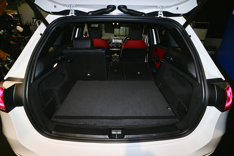 全長などを拡大してゆとりある室内空間を確保。リアシートのバックレストを4：2：4分割可倒式として使い勝手を高めている