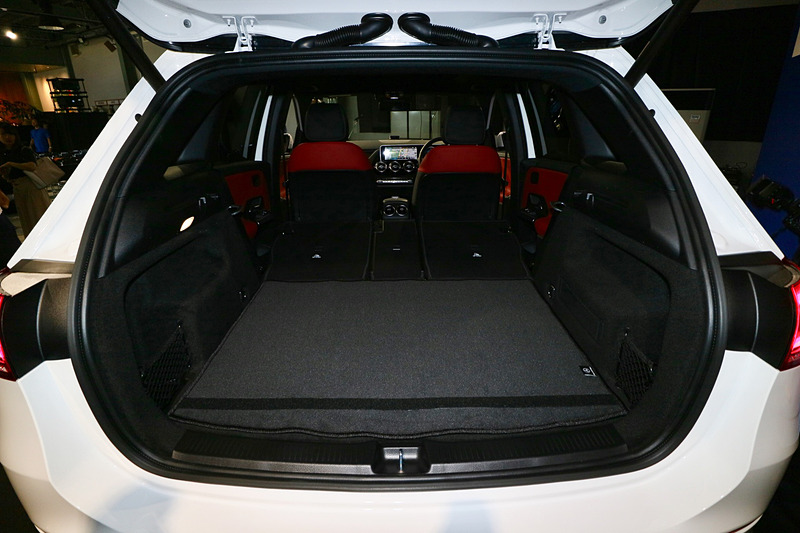 全長などを拡大してゆとりある室内空間を確保。リアシートのバックレストを4：2：4分割可倒式として使い勝手を高めている
