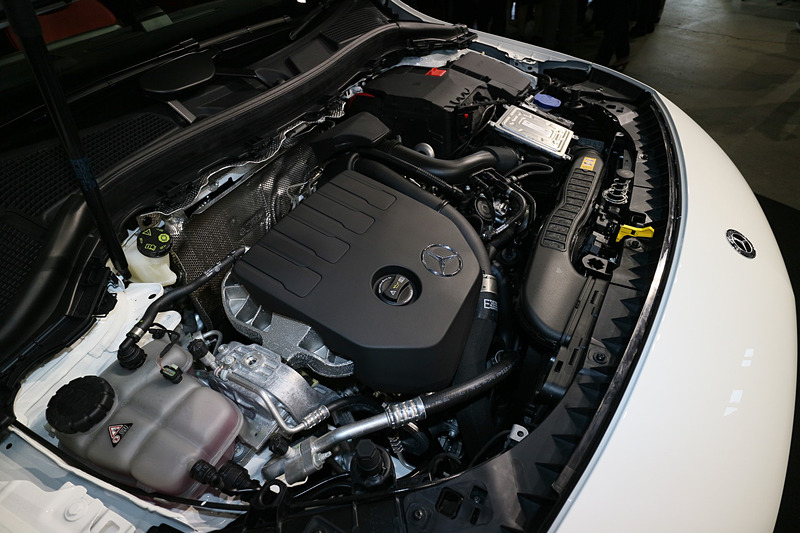 新型Bクラスのエンジンルーム