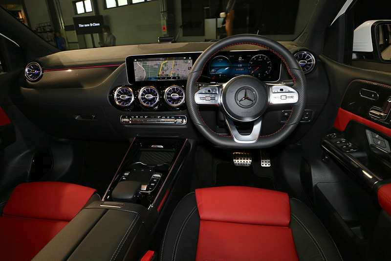 インパネにデジタル表示のワイドスクリーンディスプレイを設置