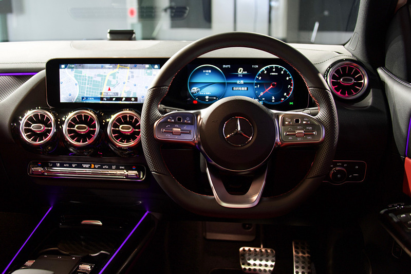 インパネにデジタル表示のワイドスクリーンディスプレイを設置