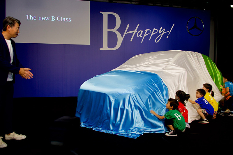 上野社長の掛け声で、7人の子供たちが新型Bクラスをアンベール