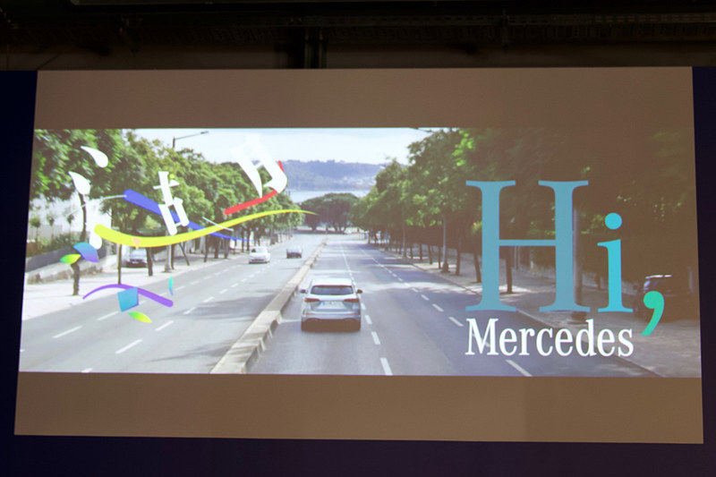 「ハイ、メルセデス」で起動する対話型インフォテインメントシステム「MBUX」を標準装備