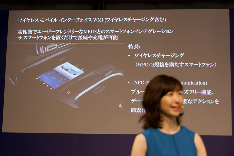 スマートフォンを置くだけで接続と充電を行なう「WMI（ワイヤレス モバイル インターフェイス）」を採用