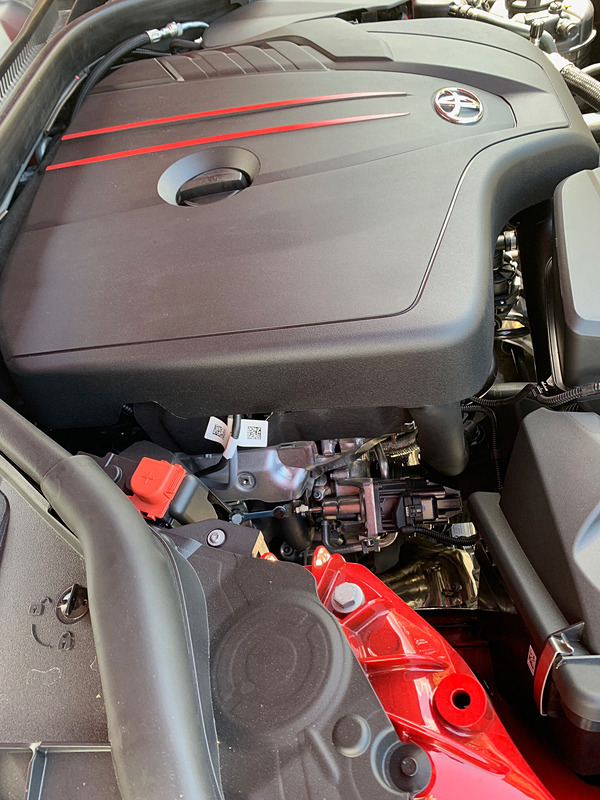 スープラの4気筒エンジン。2.0リッターの直噴ターボで、出力はSZが197PS/320Nm、SZ-Rが258PS/400Nmと異なっている。前車軸に対してエンジンが後方に置かれ、前後重量配分は50：50だ