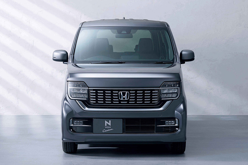 新型「N-WGN カスタム」（シャイニンググレー・メタリック）