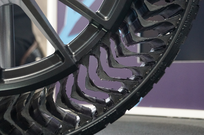 乗用車用エアレスタイヤ「ミシュラン アプティス・プロトタイプ」