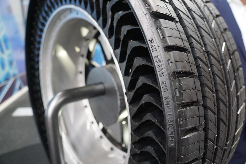 乗用車用エアレスタイヤ「ミシュラン アプティス・プロトタイプ」