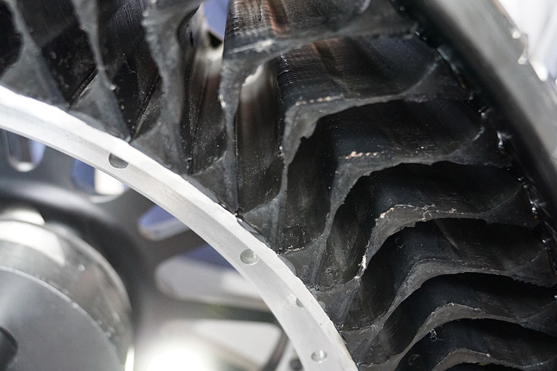 乗用車用エアレスタイヤ「ミシュラン アプティス・プロトタイプ」