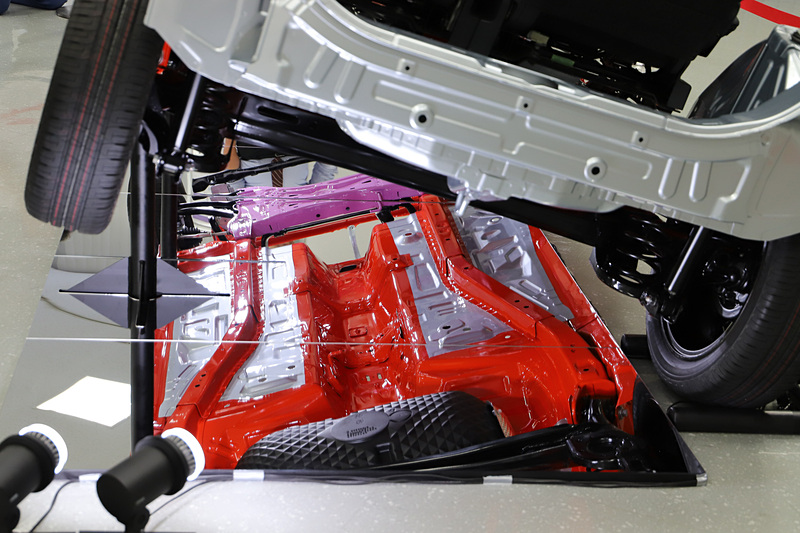 DNGA技術を用いて開発されたプラットフォーム。アンダーフロアも見えるように、床には鏡が置かれていた