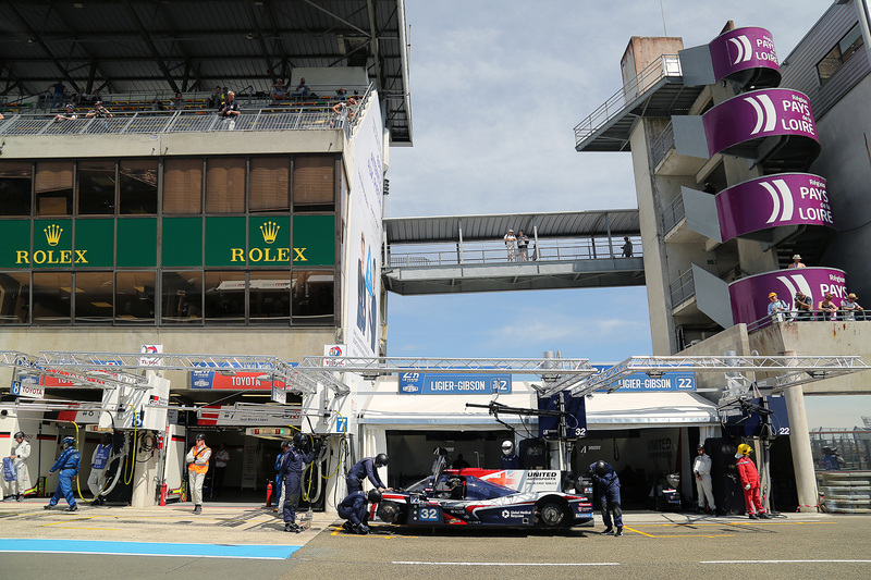 ピットレーン入り口側に設置されたユナイテッド・オートスポーツのピット