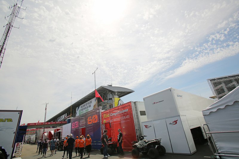 気温31℃の夕方のパドック