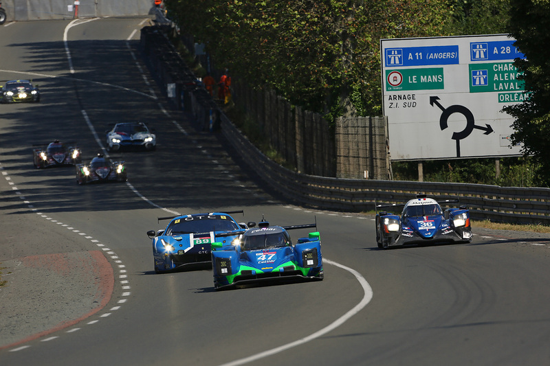 参加台数の多さもあって、各所で接近するシーンも