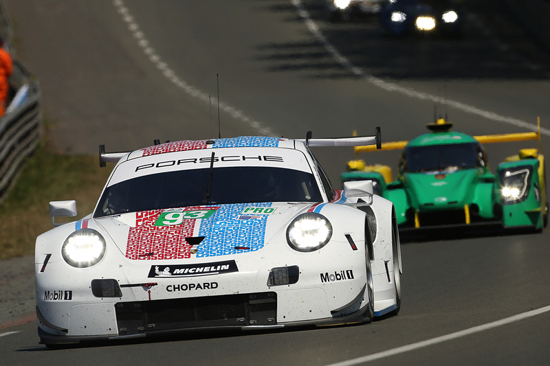 シンプルながら目立つデザインのポルシェGTチームのポルシェ 911 RSR