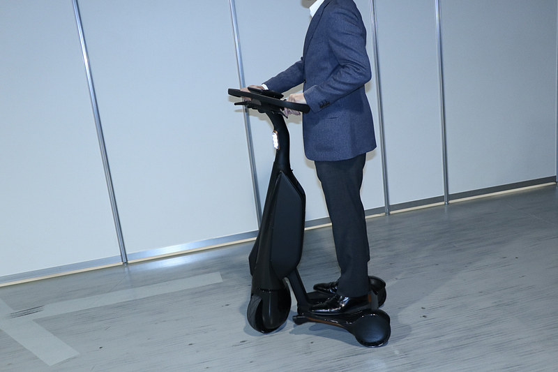 歩行領域EV・立ち乗りタイプの走行シーン