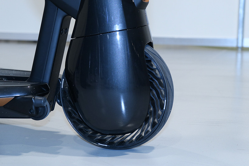 タイヤはブリヂストン製で「エアフリーコンセプトタイヤ」を装着。サスペンションは設定されておらず、タイヤのクッションで路面の凹凸などに対応する